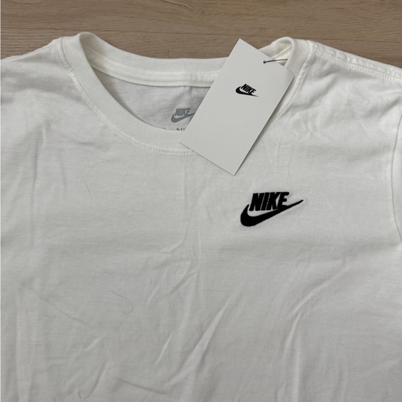 Nike Women's White T-Shirt NWT XS - Picture 3 of 5